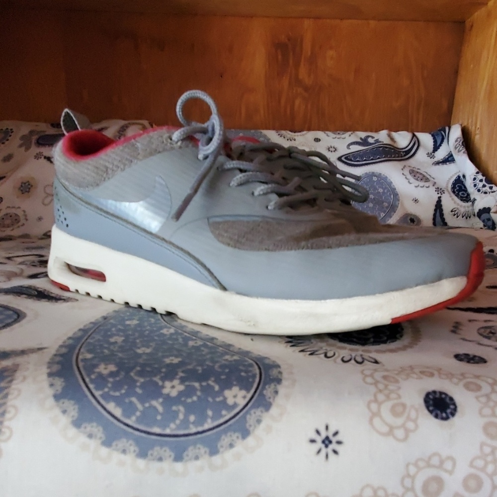 NIKE